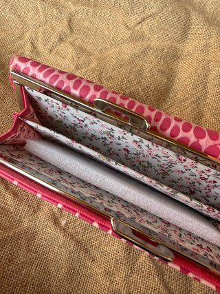 Monedero rosa estampado animal con relieve