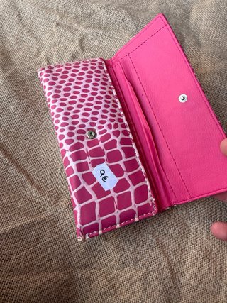 Monedero rosa estampado animal con relieve