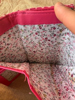 Monedero rosa estampado animal con relieve