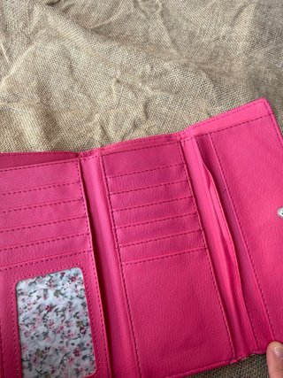 Monedero rosa estampado animal con relieve