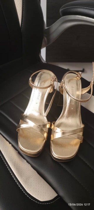 Sandalias doradas Stradivarius Talla 38