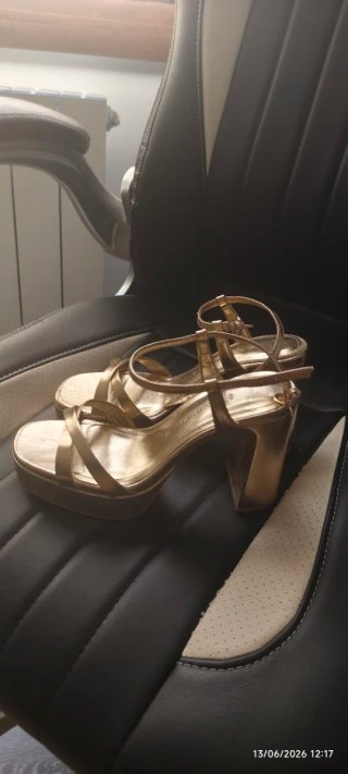 Sandalias doradas Stradivarius Talla 38