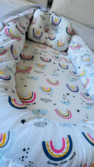 Nido reductor para bebés con estampado de arcoíris