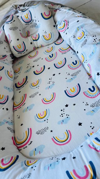 Nido reductor para bebés con estampado de arcoíris