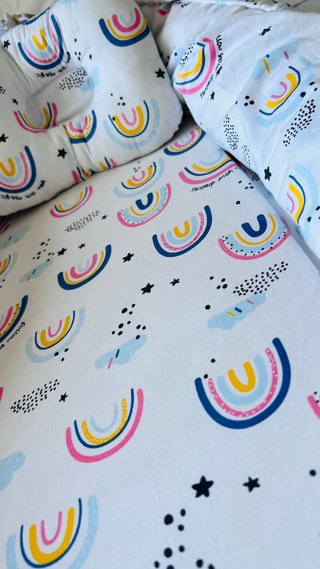Nido reductor para bebés con estampado de arcoíris