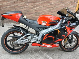 Aprilia Moto de Circuito Negra/rojo y naranja