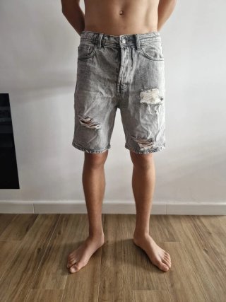 Pantalón vaquero corto desgastado
