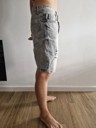 Pantalón vaquero corto desgastado