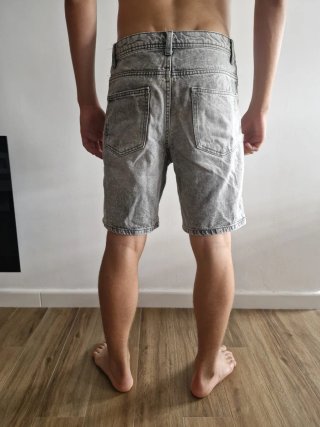 Pantalón vaquero corto desgastado