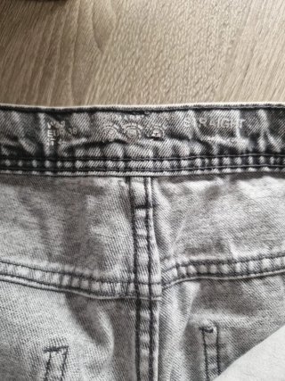 Pantalón vaquero corto desgastado