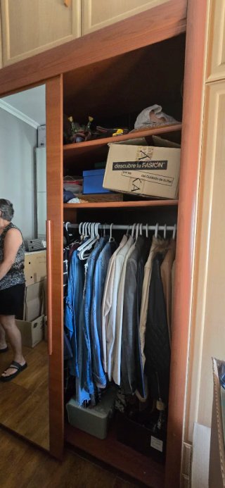 Armario de madera con puertas de cristal
