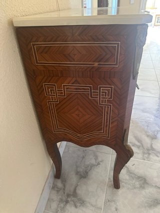 Bufet de marquetería con tapa de mármol