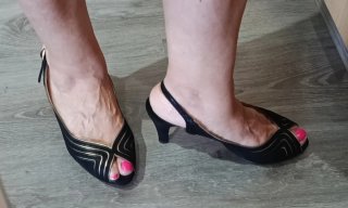 Zapatos de vestir negros y dorados