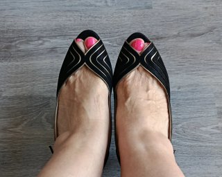 Zapatos de vestir negros y dorados