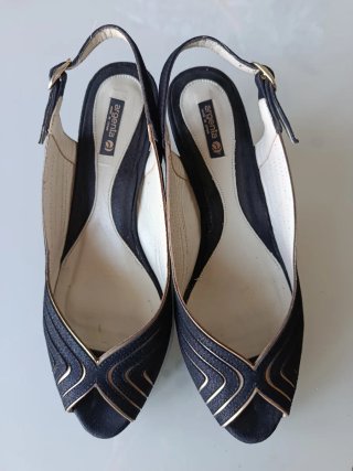 Zapatos de vestir negros y dorados