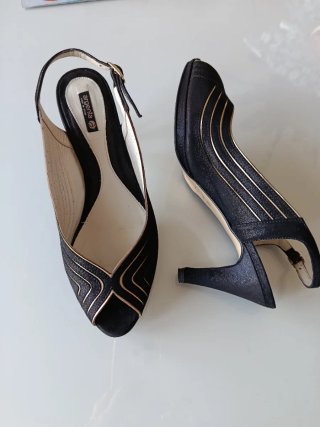 Zapatos de vestir negros y dorados