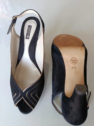 Zapatos de vestir negros y dorados