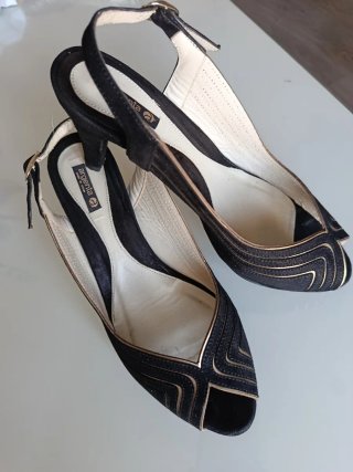 Zapatos de vestir negros y dorados
