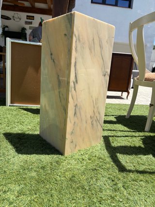 Mesa de mármol beige y marrón