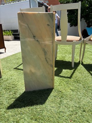 Mesa de mármol beige y marrón