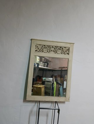 Espejo de madera con marco tallado