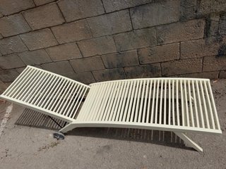 Tumbona de madera beige + cojín nuevo