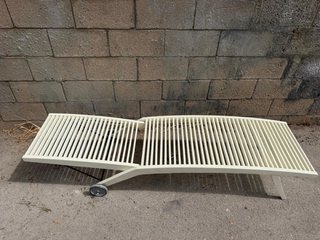 Tumbona de madera beige + cojín nuevo