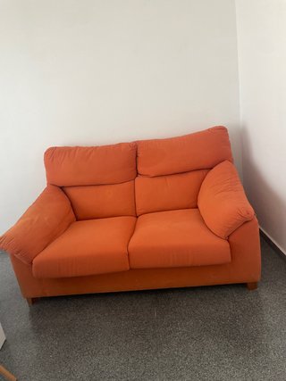 Sofá naranja de tela