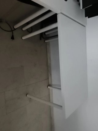 Mesa de oficina blanca y nueva