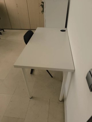 Mesa de oficina blanca y nueva