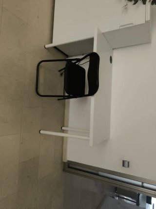 Mesa de oficina blanca y nueva
