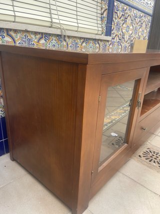 Mueble TV madera maciza con puertas de cristal