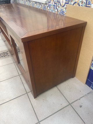 Mueble TV madera maciza con puertas de cristal
