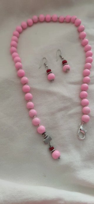 Collar y pendientes de cuentas rosas.