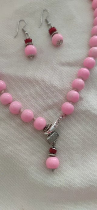 Collar y pendientes de cuentas rosas.