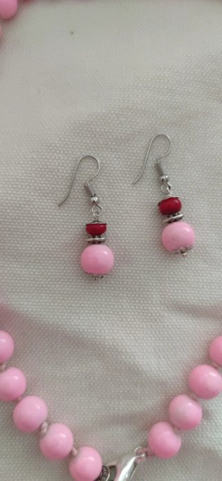 Collar y pendientes de cuentas rosas.