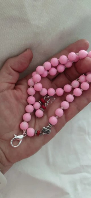 Collar y pendientes de cuentas rosas.
