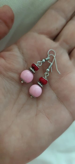 Collar y pendientes de cuentas rosas.