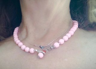 Collar y pendientes de cuentas rosas.