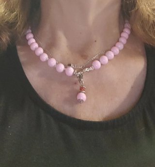 Collar y pendientes de cuentas rosas.