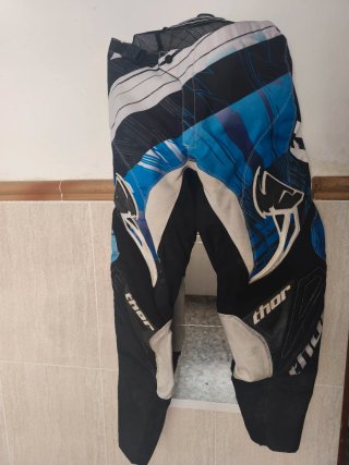 Camiseta Thor Talla M y Pantalón Talla 48