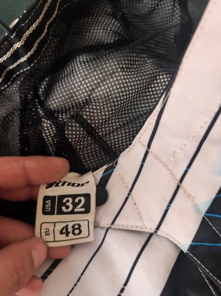 Camiseta Thor Talla M y Pantalón Talla 48