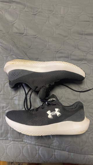 Zapatillas Under Armour Negras y Blancas