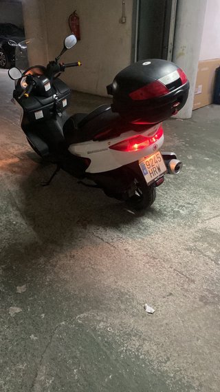 Suzuki Burgman Blanca