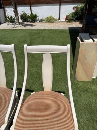 4 Sillas de comedor beige y marrón