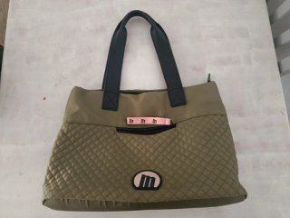 Bolso verde acolchado con logo