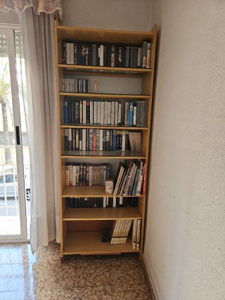 Librería de madera y plástico