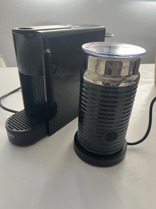 Cafetera Nespresso y espumador