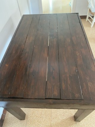 Mesa de comedor de madera oscura hecha de palets
