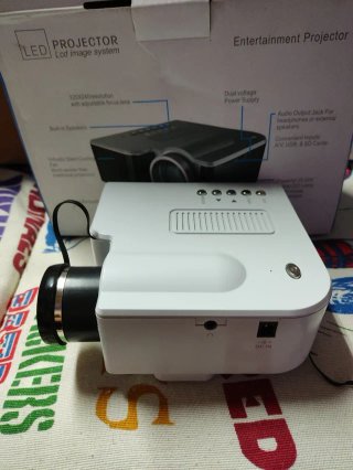 MINI PROYECTOR LED EXCELVAN (COMO NUEVO)